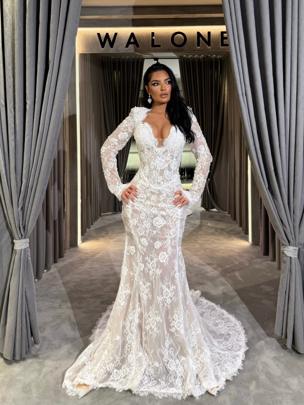 Long Sleeve Backless Lace Wedding Dress